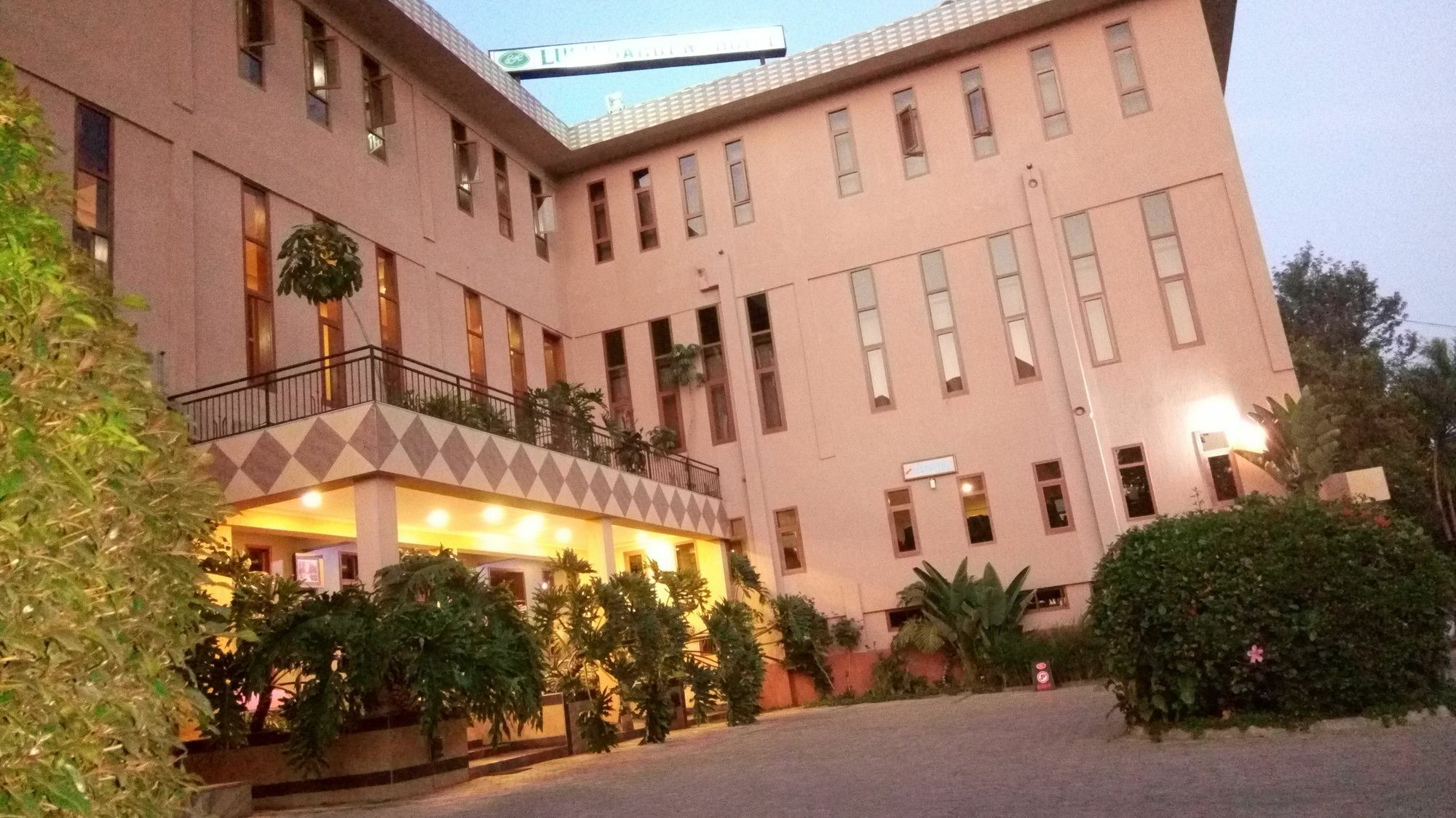 Lush Garden Hotel Аруша Экстерьер фото